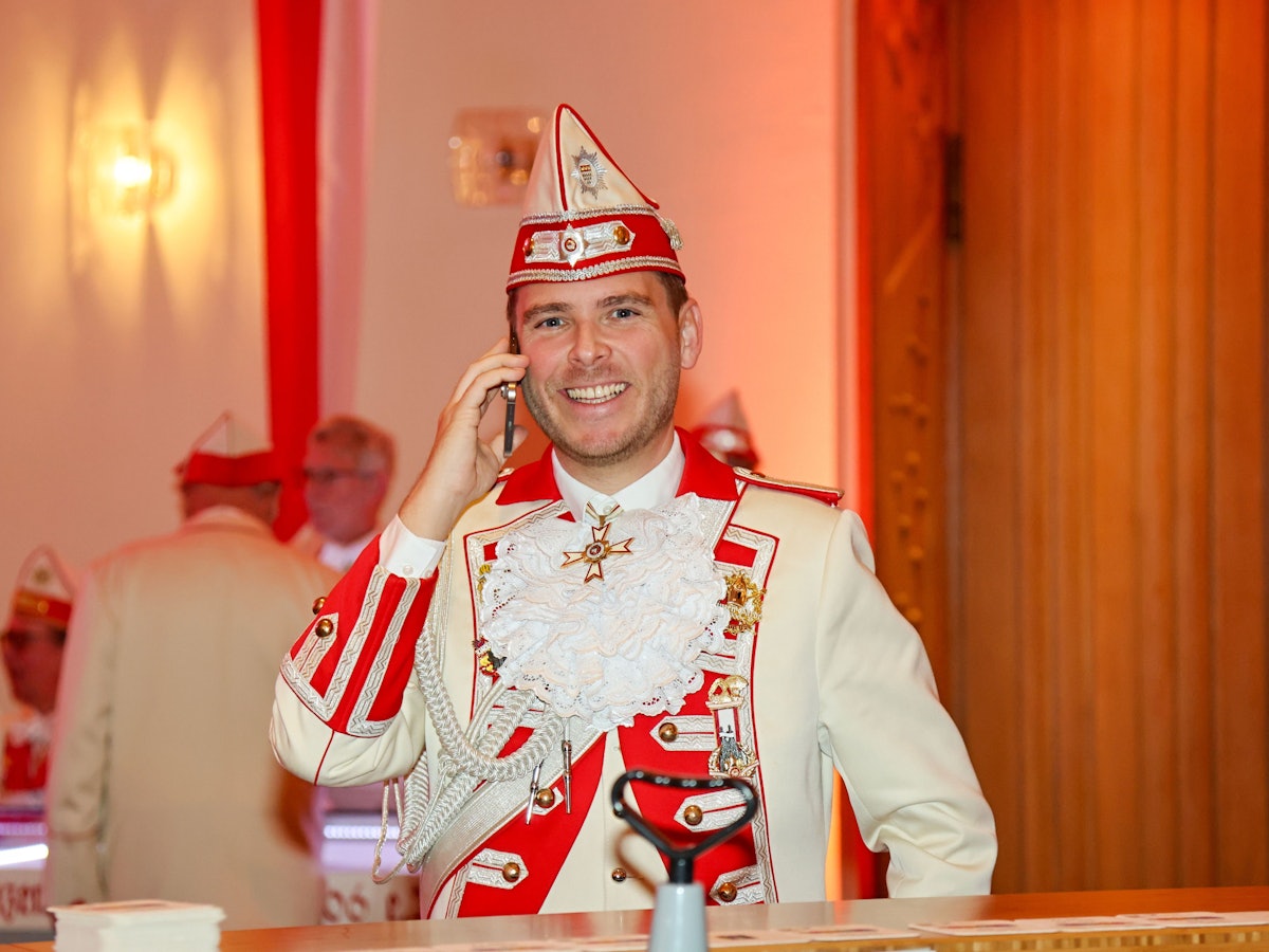 Literat Dennis Hille telefoniert im Foyer.