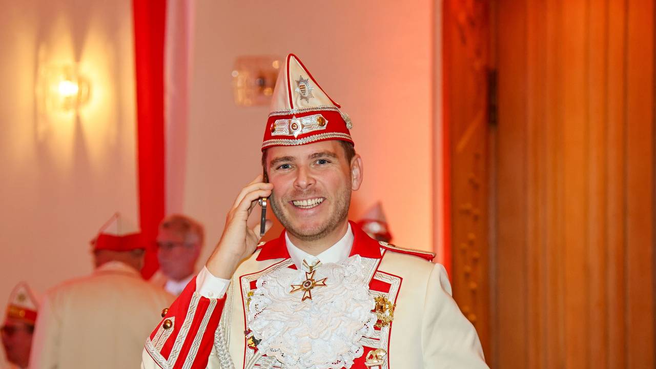 Literat Dennis Hille telefoniert im Foyer.