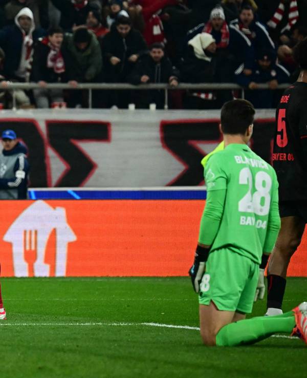 Mehdi Taremi feiert sein Tor gegen Bayer Leverkusen in der Champions League.