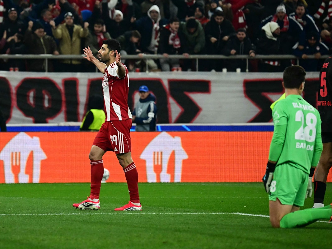 Mehdi Taremi feiert sein Tor gegen Bayer Leverkusen in der Champions League.