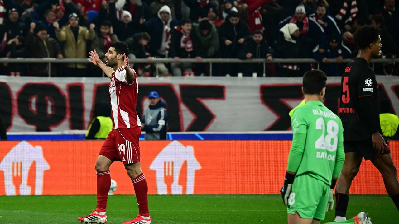 Mehdi Taremi feiert sein Tor gegen Bayer Leverkusen in der Champions League.