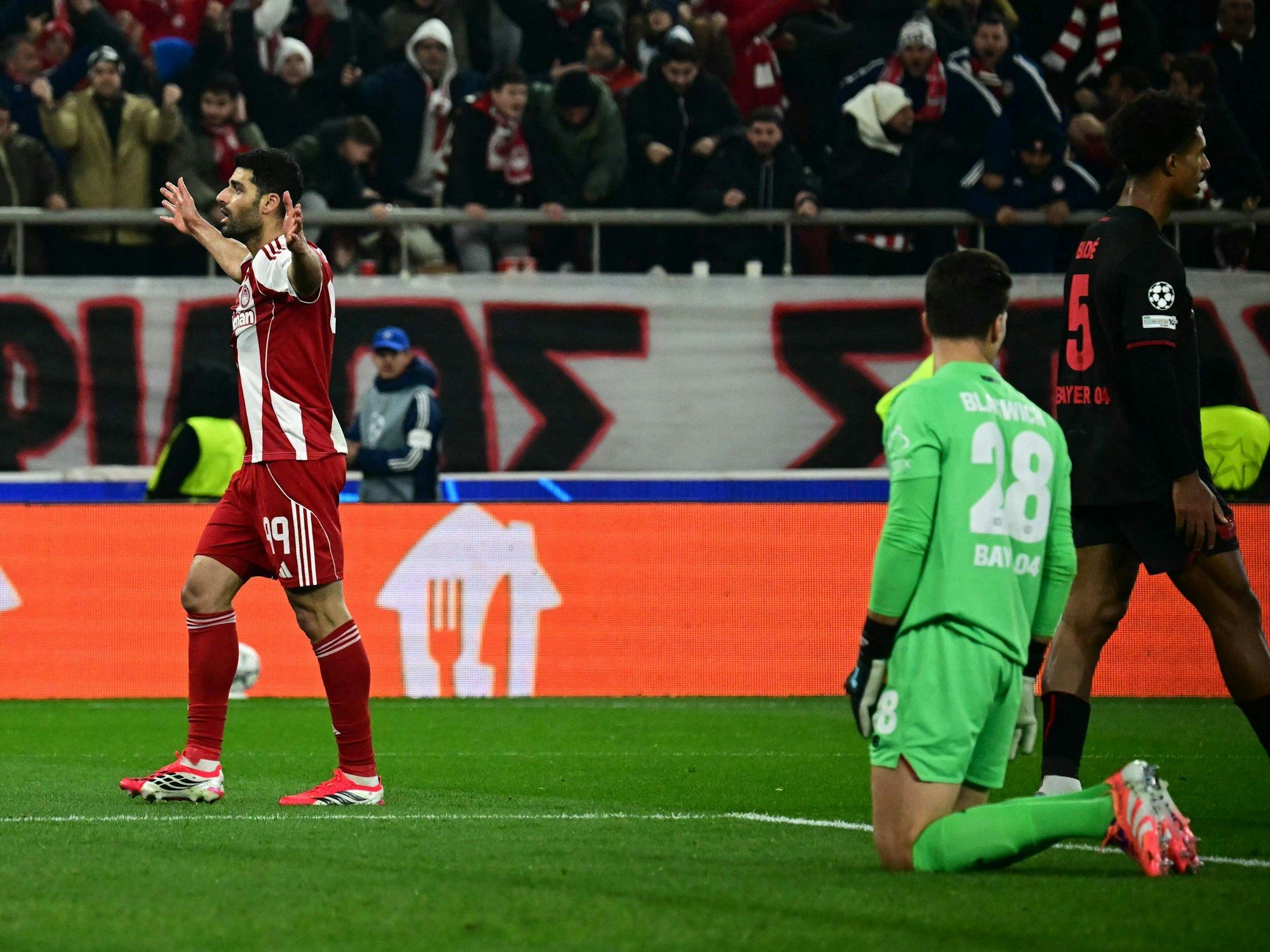 Mehdi Taremi feiert sein Tor gegen Bayer Leverkusen in der Champions League.