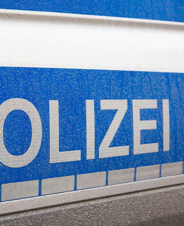 Schriftzug Polizei auf einem Einsatzfahrzeug