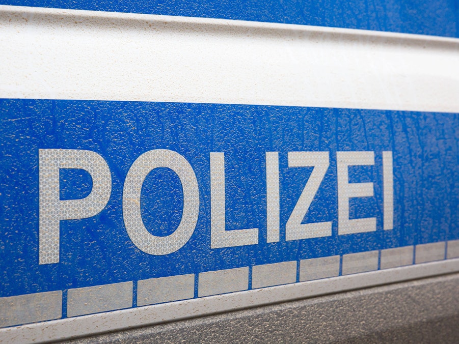 Schriftzug „Polizei“ auf Einsatzfahrzeug