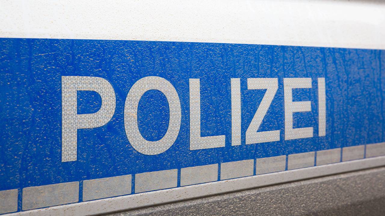 Schriftzug Polizei auf einem Einsatzfahrzeug