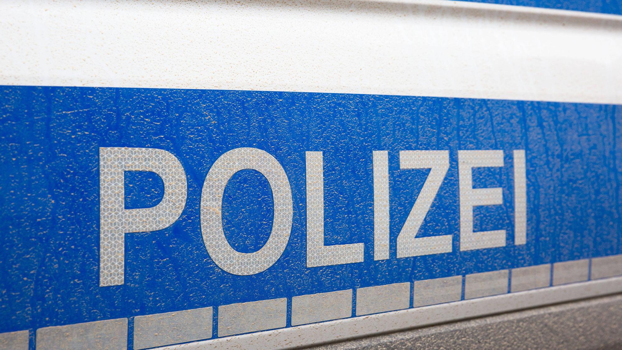 Schriftzug Polizei auf einem Einsatzfahrzeug