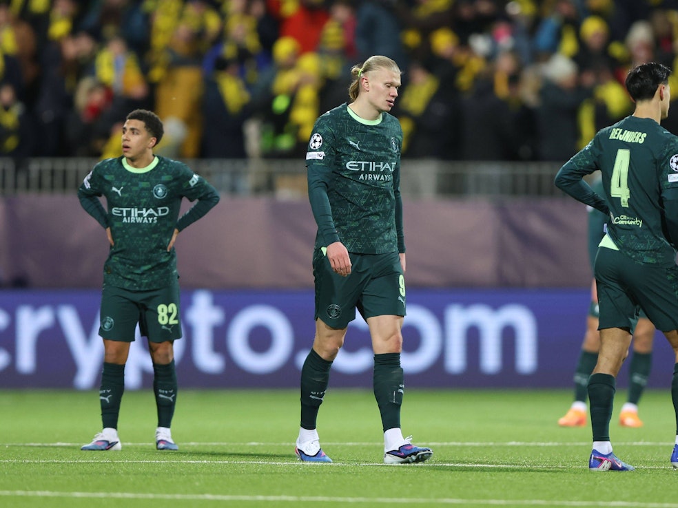 Die Spieler von Manchester City schauen enttäuscht.