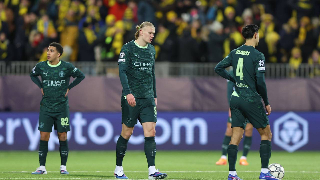 Die Spieler von Manchester City schauen enttäuscht.