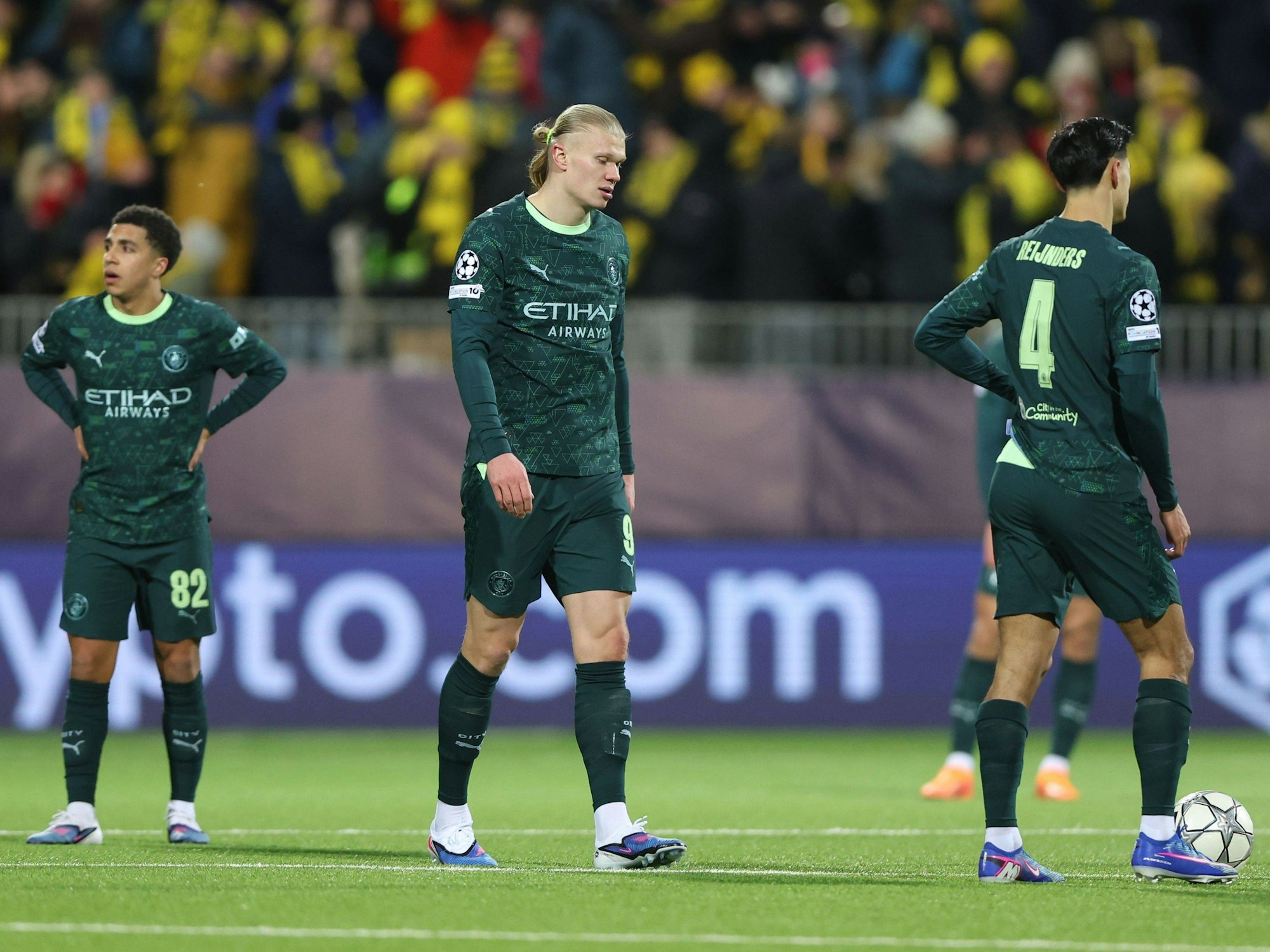 Die Spieler von Manchester City schauen enttäuscht.