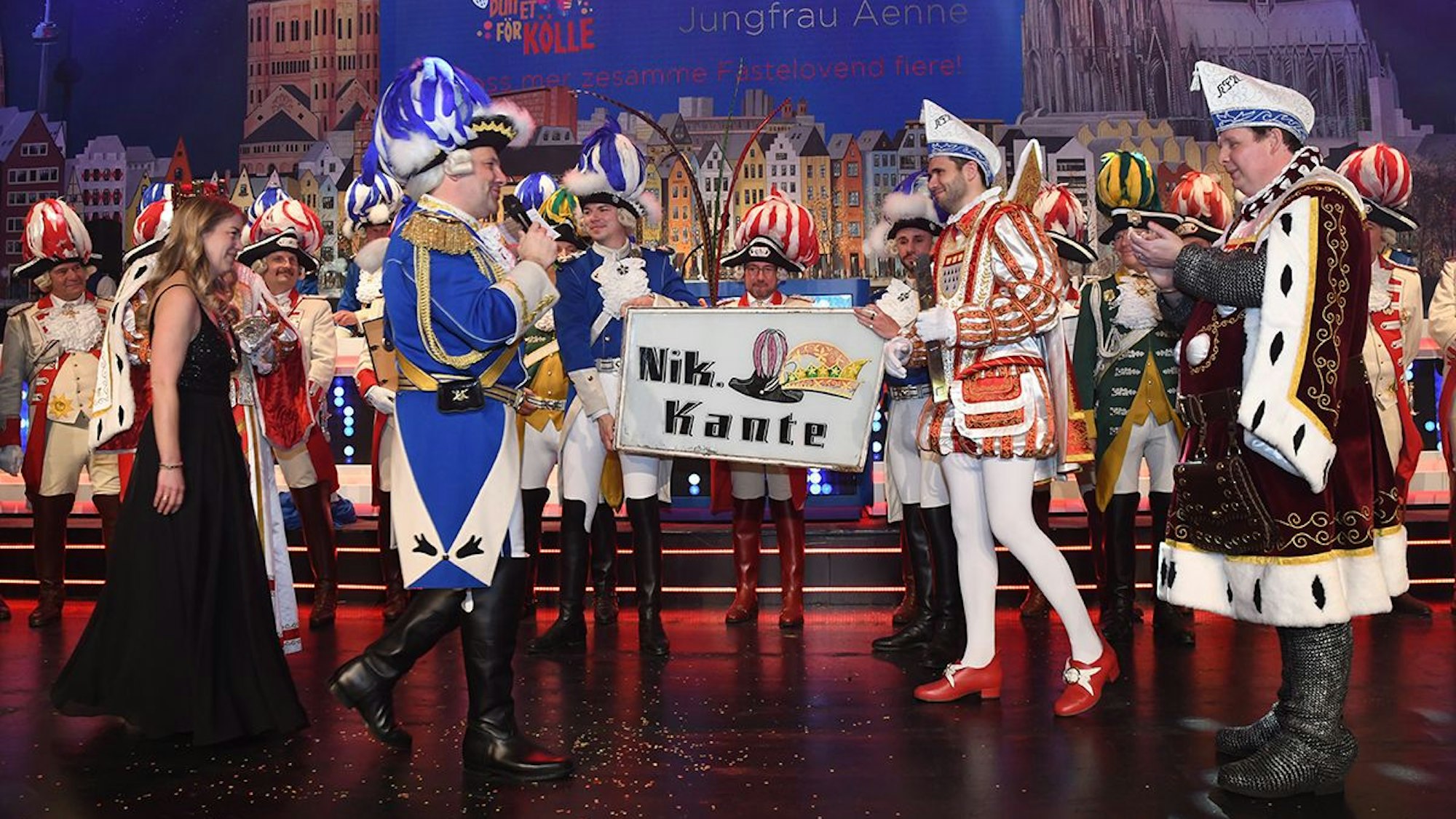 Prinz Niklas erhält ein Schild von Björn Griesemann.