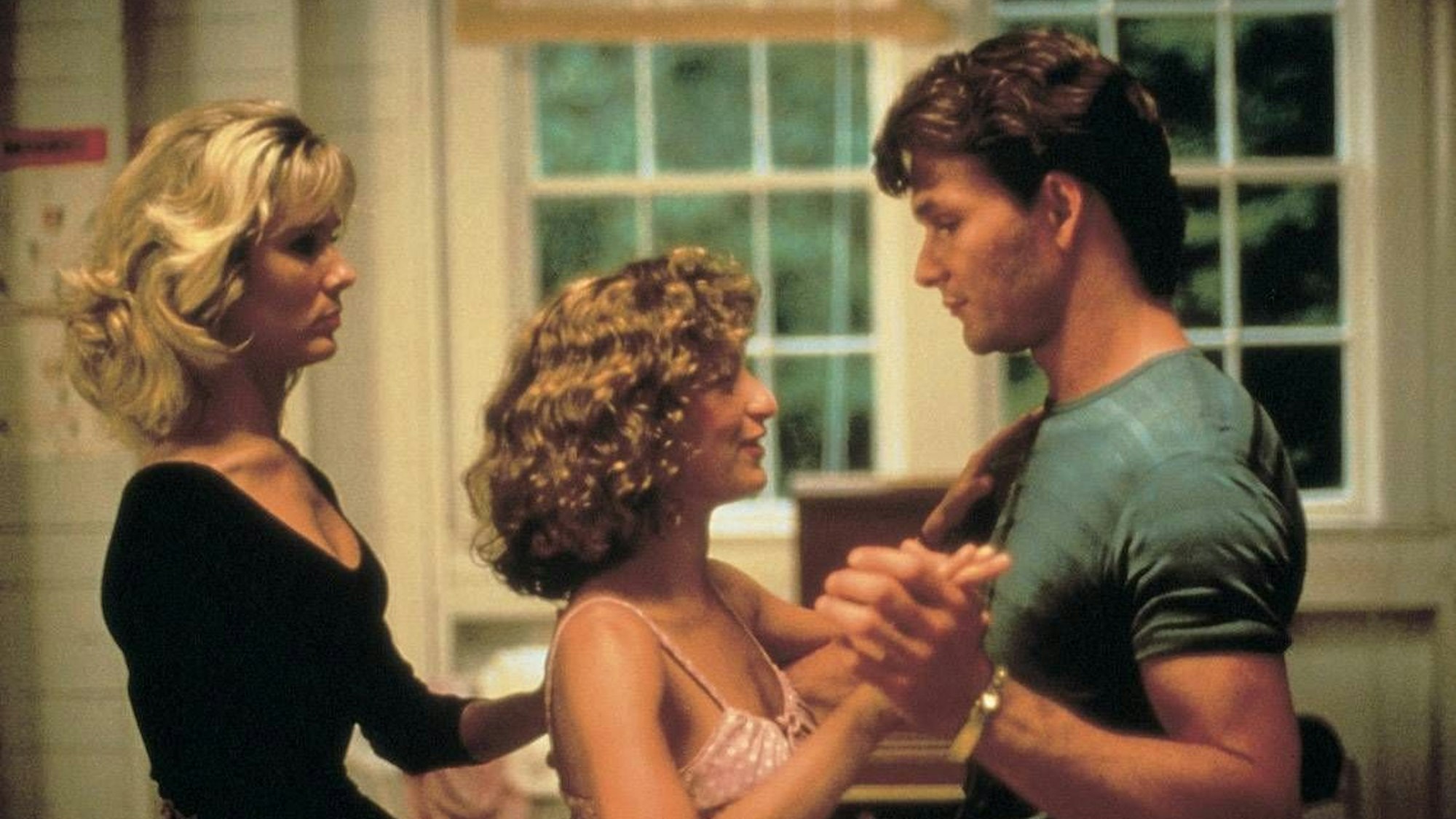 „Dirty Dancing“ mit Cynthia Rhodes (l), Jennifer Grey (m) und Patrick Swayze (r) gilt als absoluter Kultfilm.