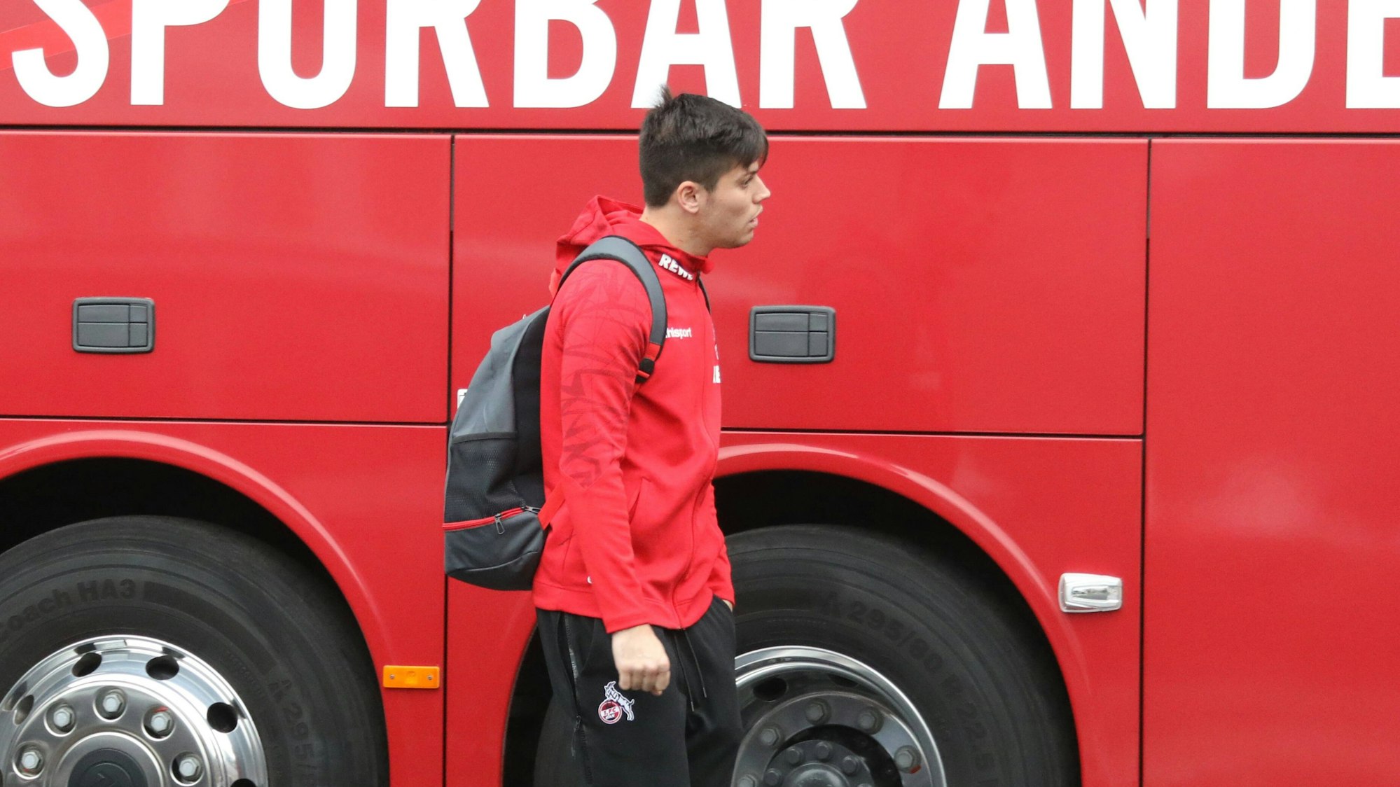 Jorge Meré beim Weg in den Mannschaftsbus des 1. FC Köln.