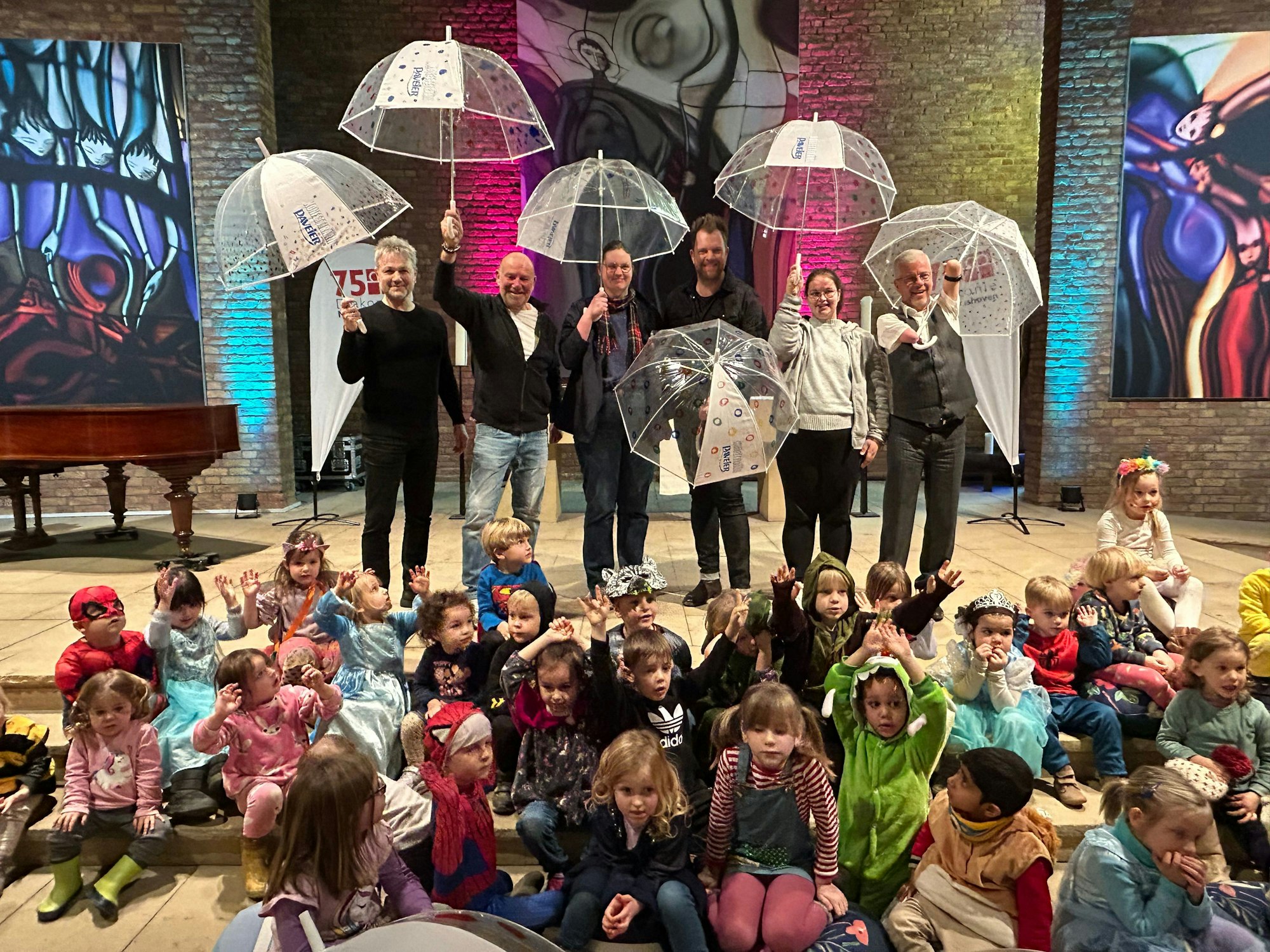 Die Paveier und die Kita-Kinder der Diakonie Michaelshoven.