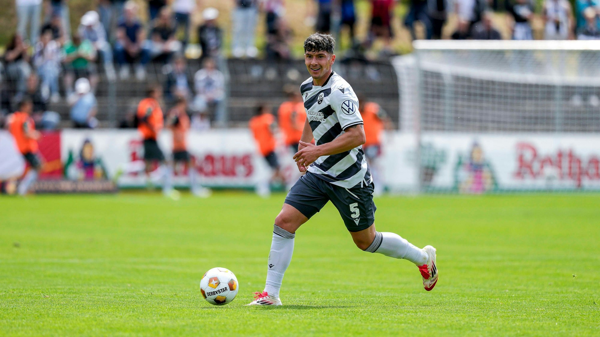 Taylan Duman in Aktion für den SV Sandhausen während des bfv-Rothaus-Pokal-Finals in Eppingen, Deutschland, am 24. Mai 2025.