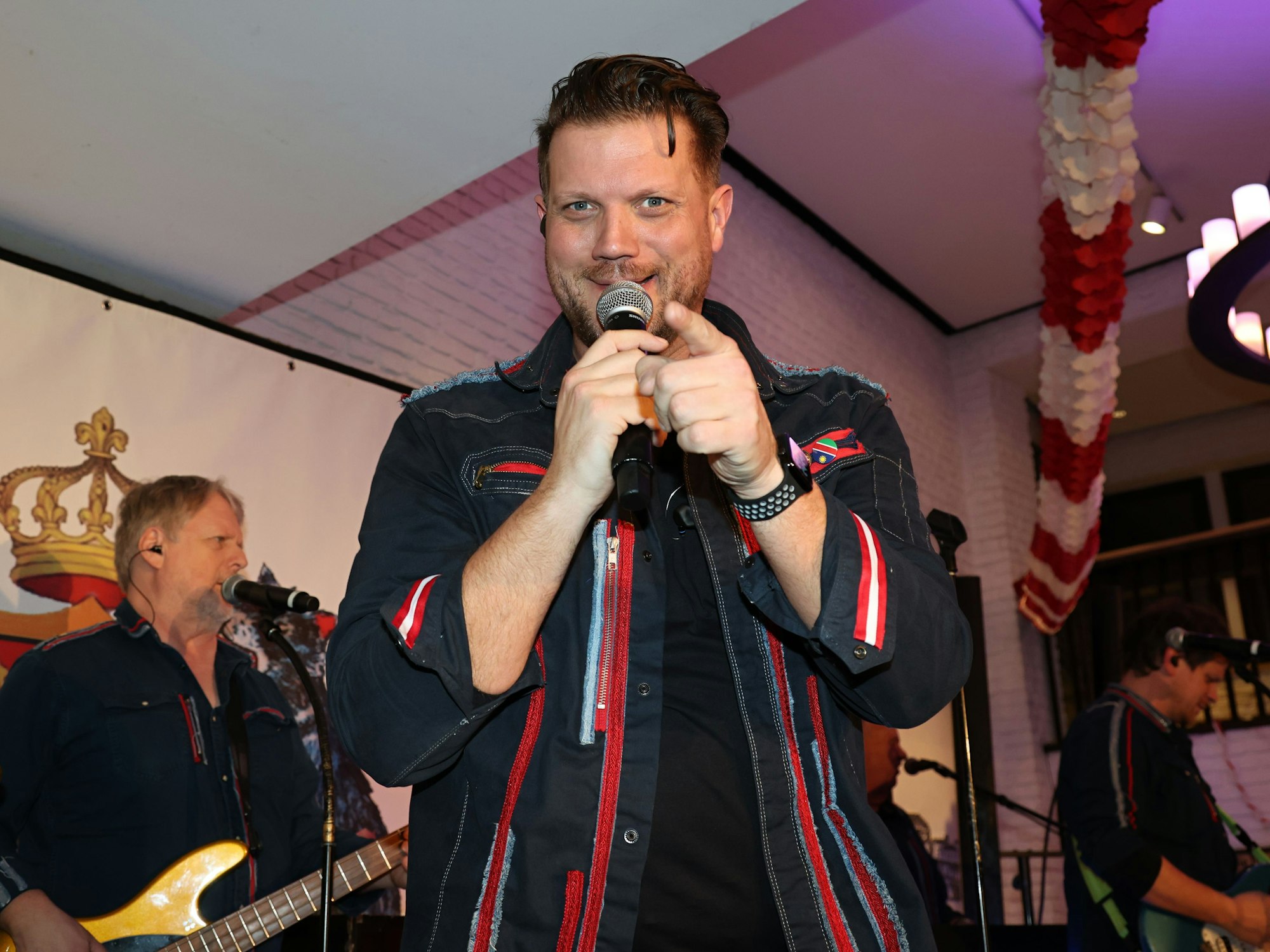 Alexander Barth mit den Rabaue auf der Bühne.