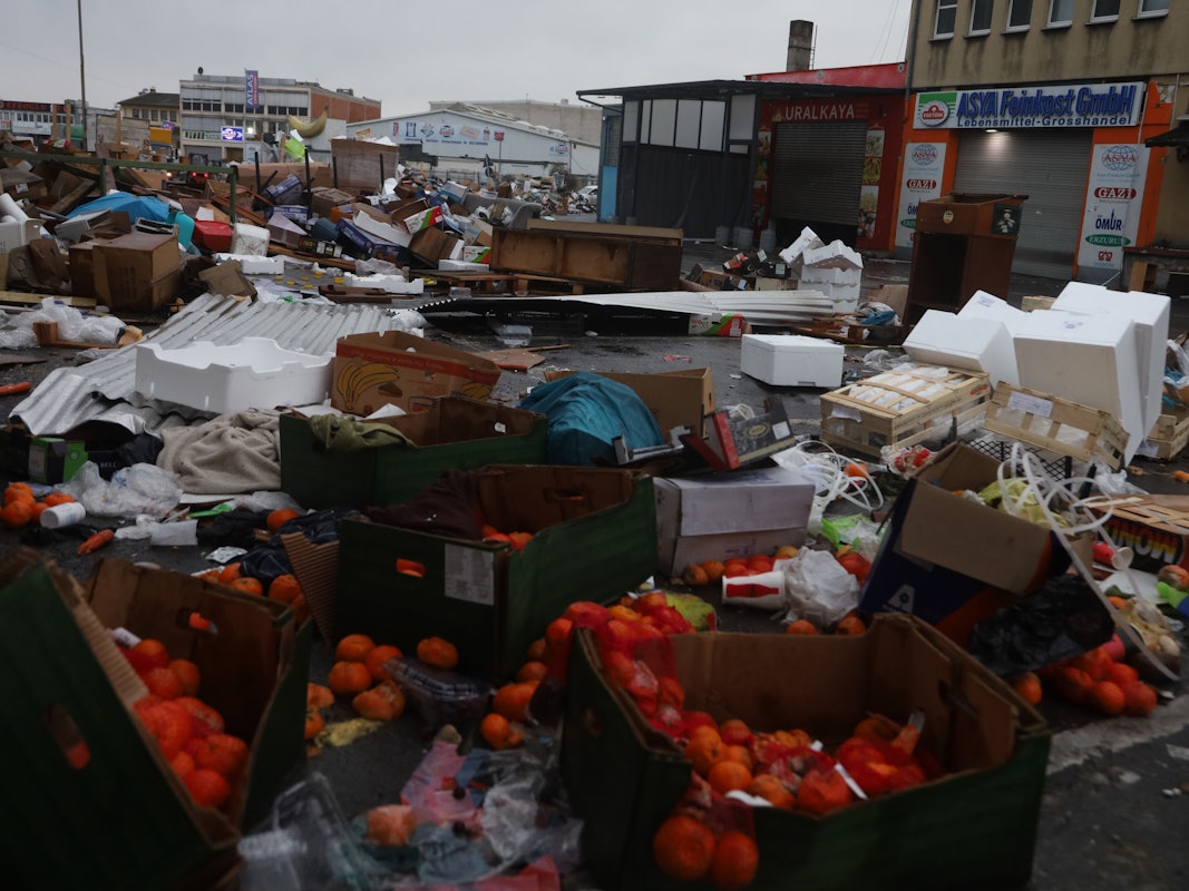 Müllberge türmen sich auf dem Gelände des ehemaligen Großmarktes.