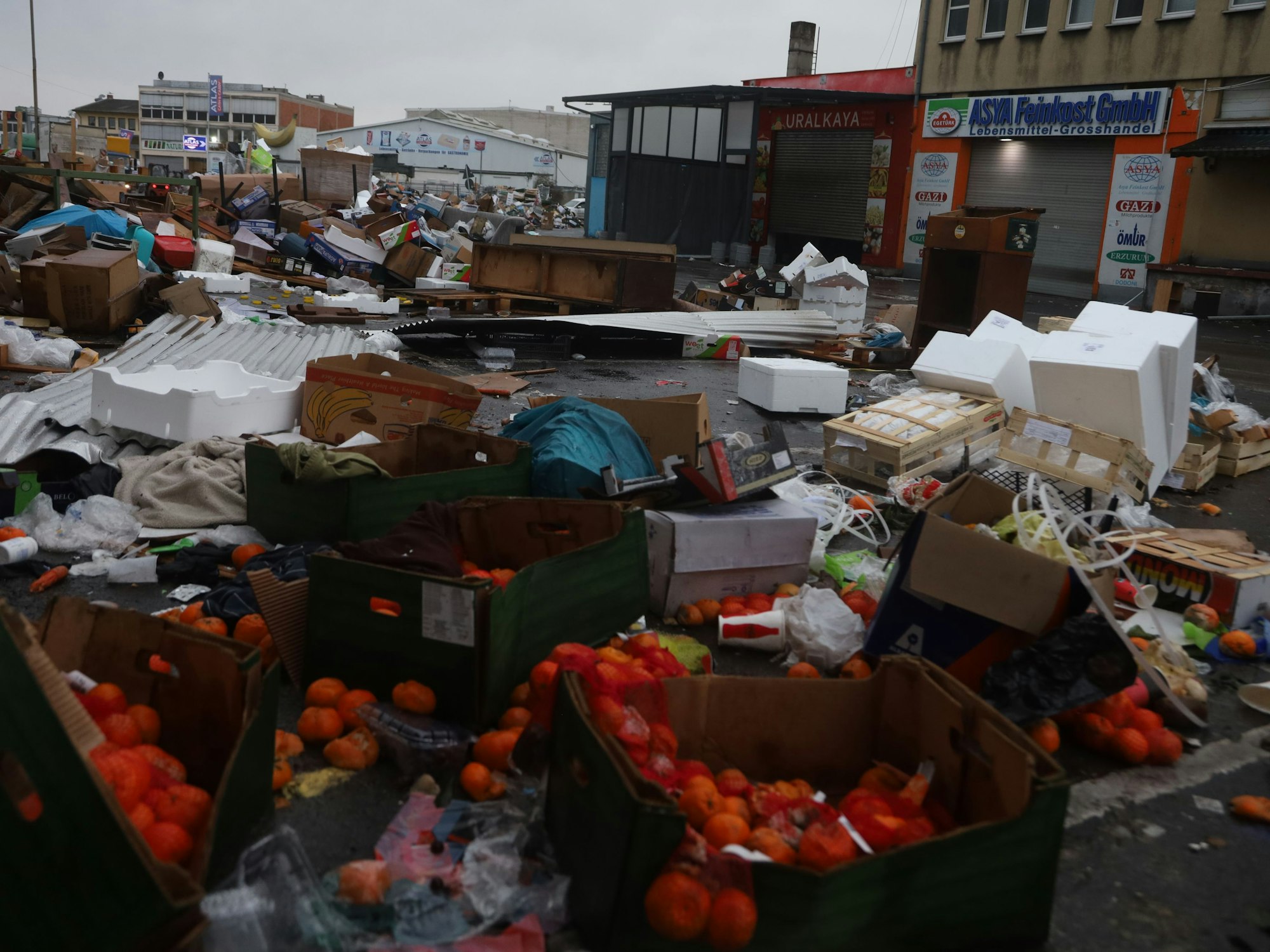 Müllberge türmen sich auf dem Gelände des ehemaligen Großmarktes.