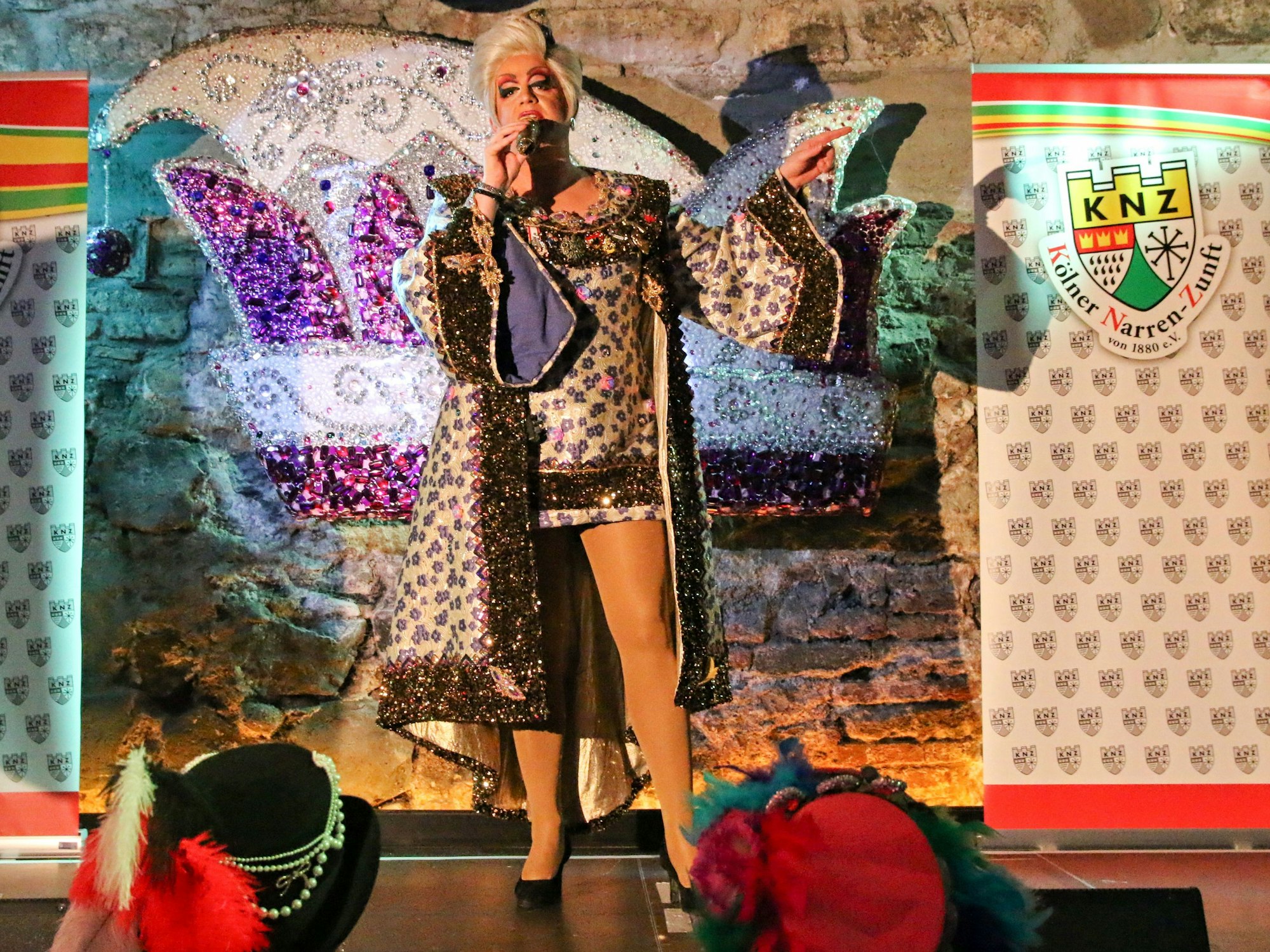 ken Reise als Julie Voyage auf der Bühne.