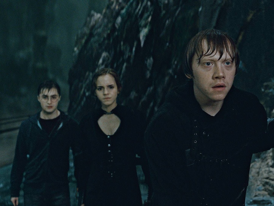 Harry Potter, Hermine Granger, Ron Weasley in dunkler Umgebung