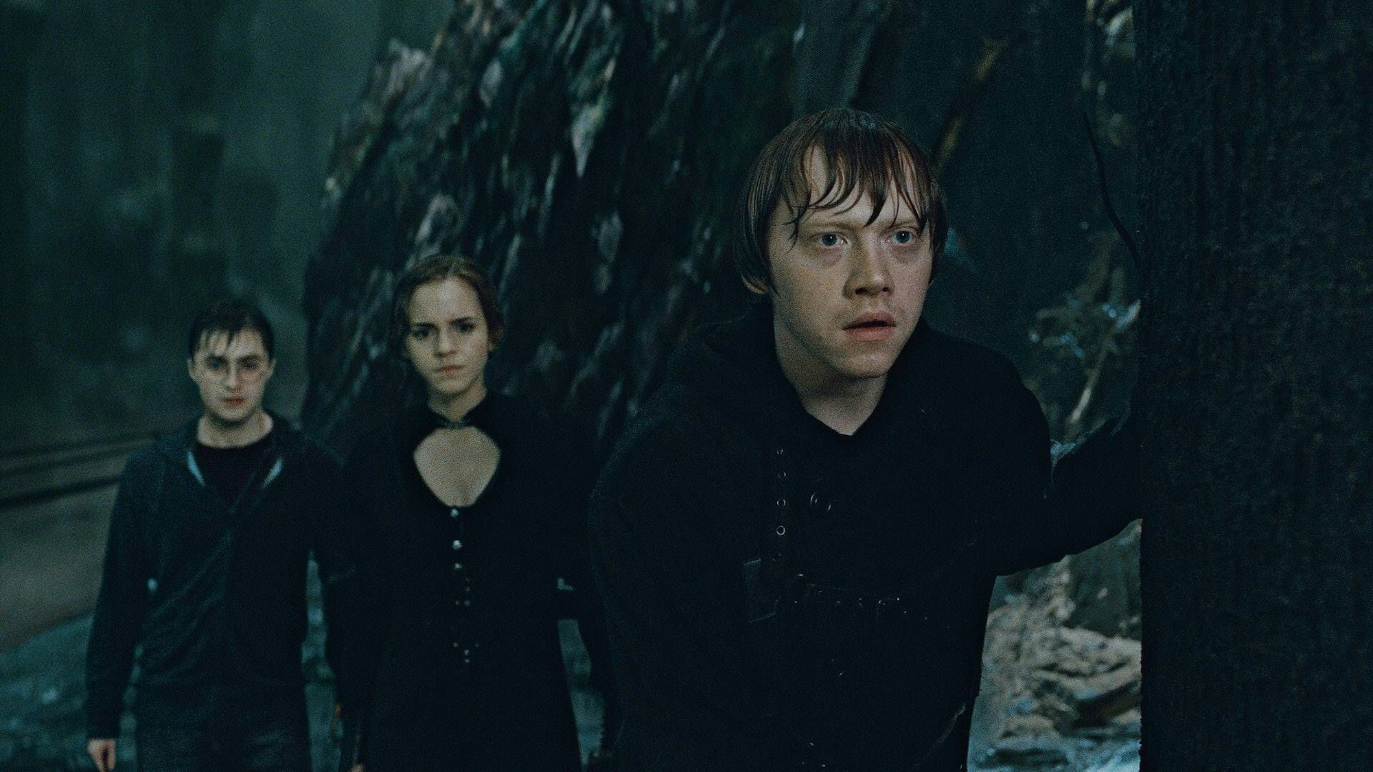 Harry Potter, Hermine Granger, Ron Weasley in dunkler Umgebung