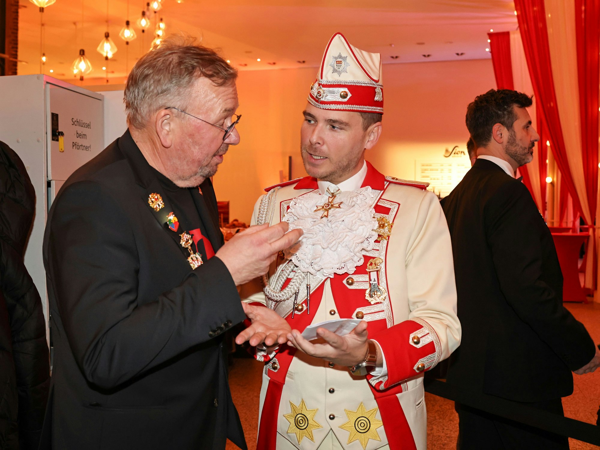 Bernd Stelter spricht mit Dennis Hille.