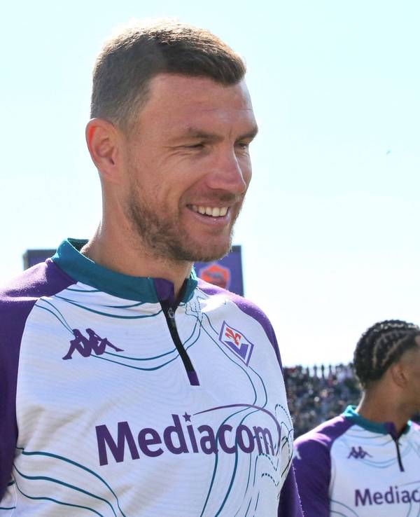 Edin Dzeko lacht bei einem Spiel der AC Florenz.