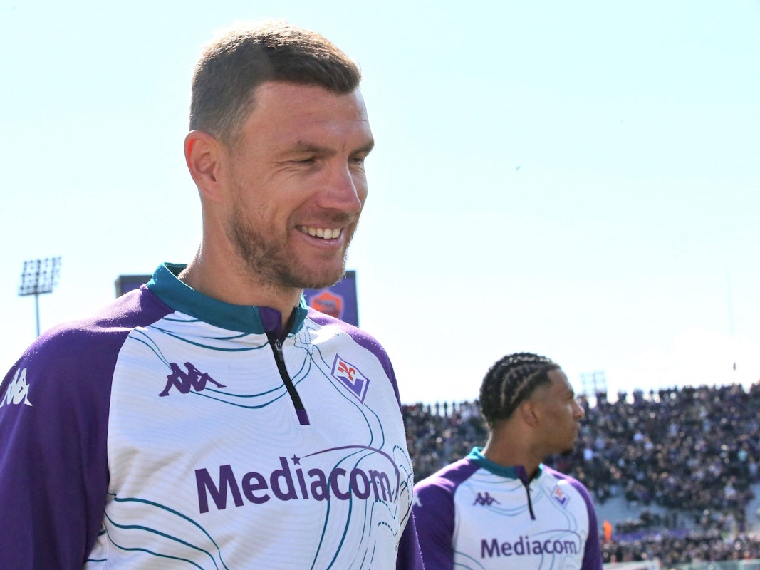 Edin Dzeko lacht bei einem Spiel der AC Florenz.