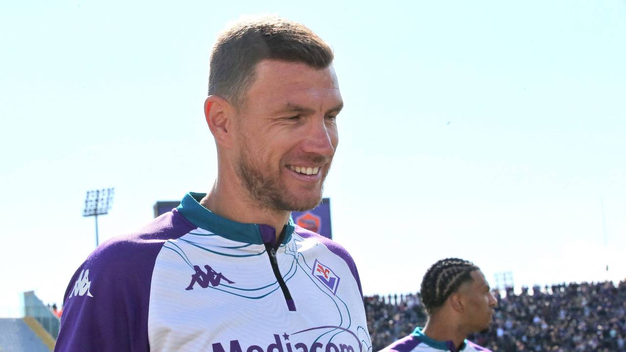 Edin Dzeko lacht bei einem Spiel der AC Florenz.