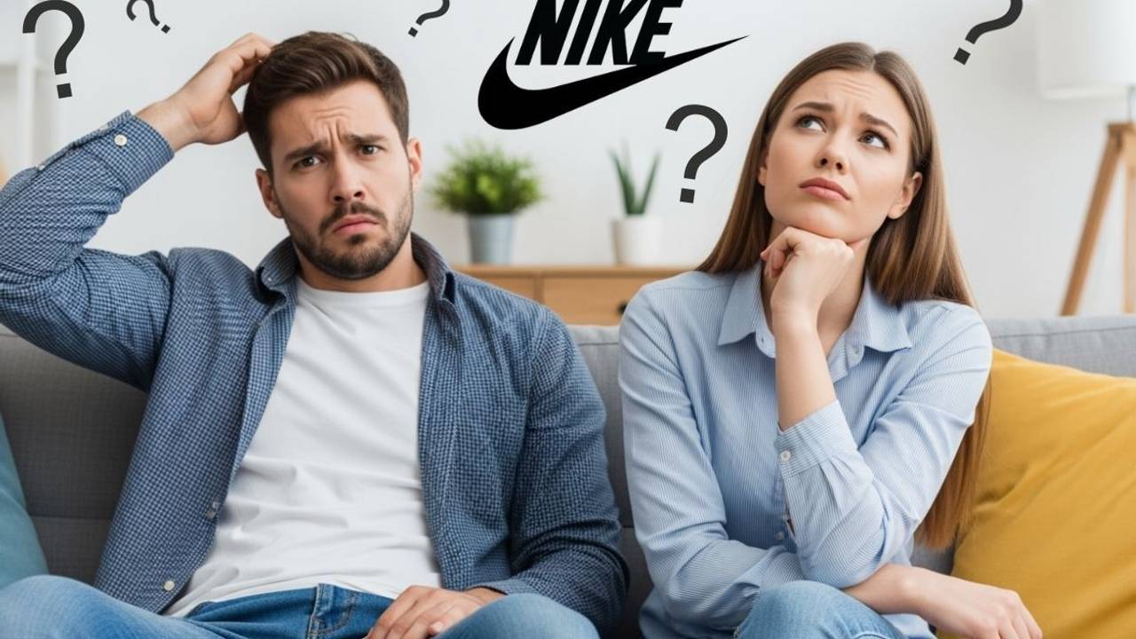 Ein junger Mann und eine junge Frau sitzen auf einer Couch und schauen nachdenklich, über ihren Köpfen sind Fragezeichen, zwischen ihnen das Logo der Marke Nike.