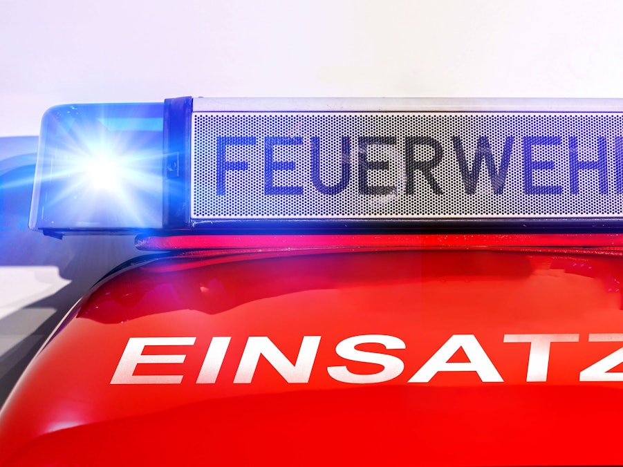 Feuerwehr im Einsatz mit Blaulicht