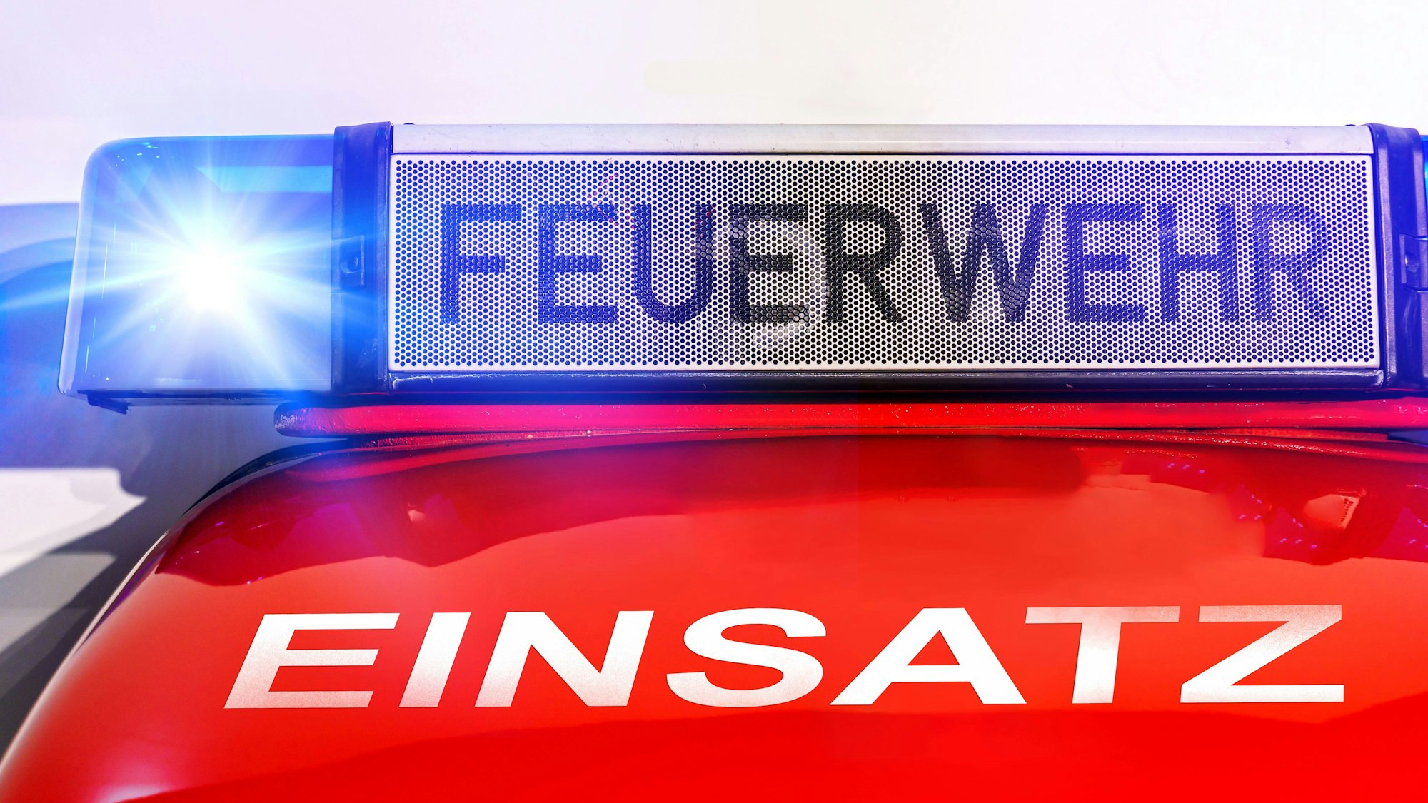 Feuerwehr im Einsatz mit Blaulicht