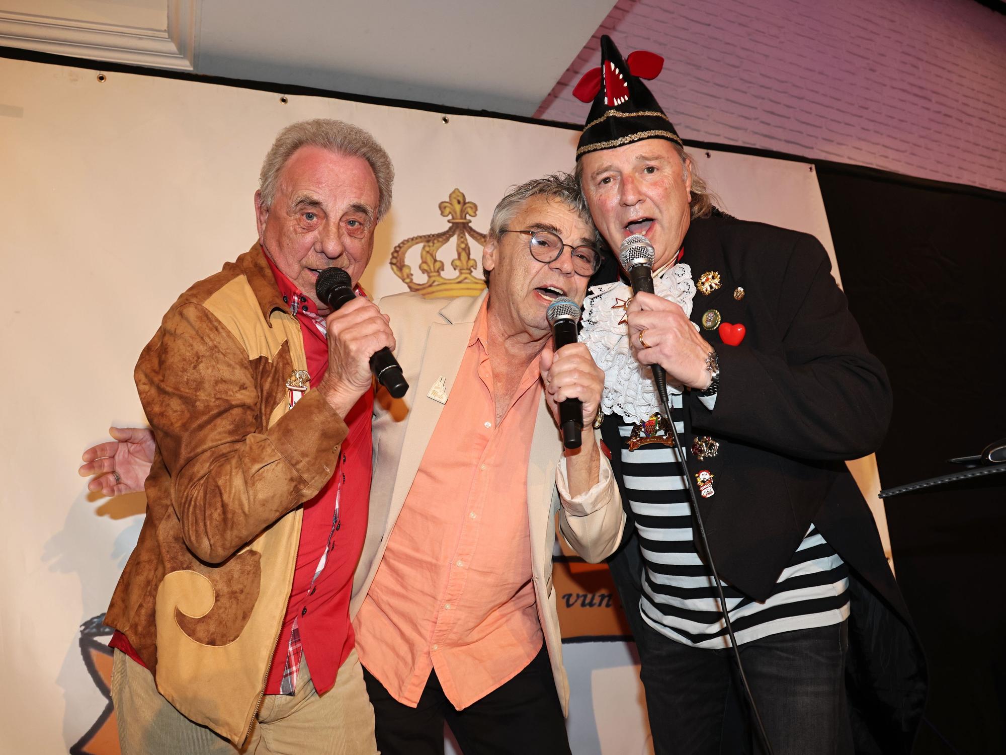 Erry Stoklosa, Micky Brühl und Bubi Brühl singen zusammen.