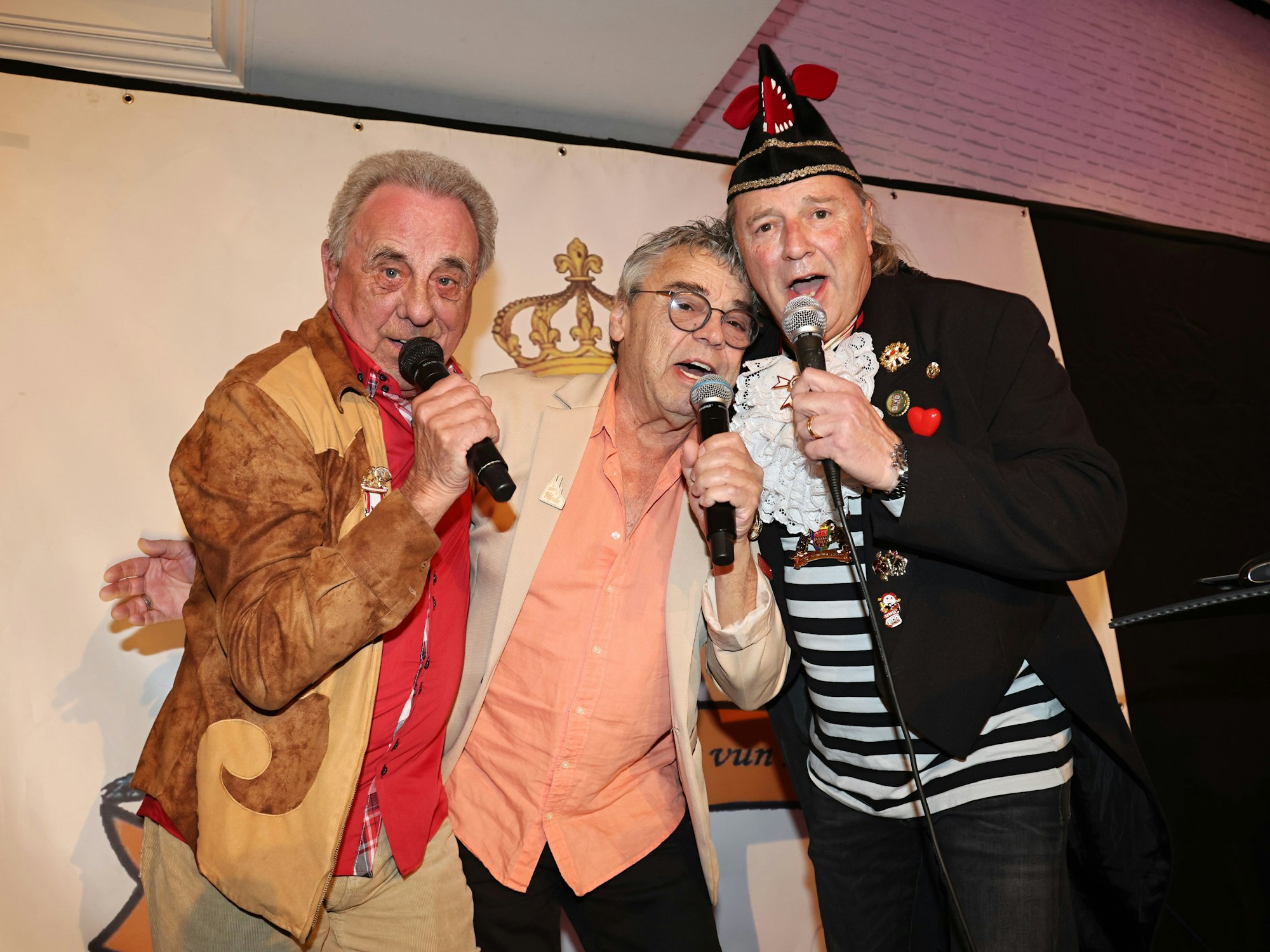 Erry Stoklosa, Micky Brühl und Bubi Brühl singen zusammen.