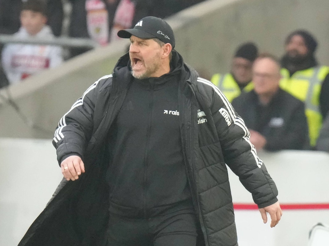 Steffen Baumgart schreit etwas von der Seitenlinie auf den Platz, dabei trägt er eine schwarze Jacke.