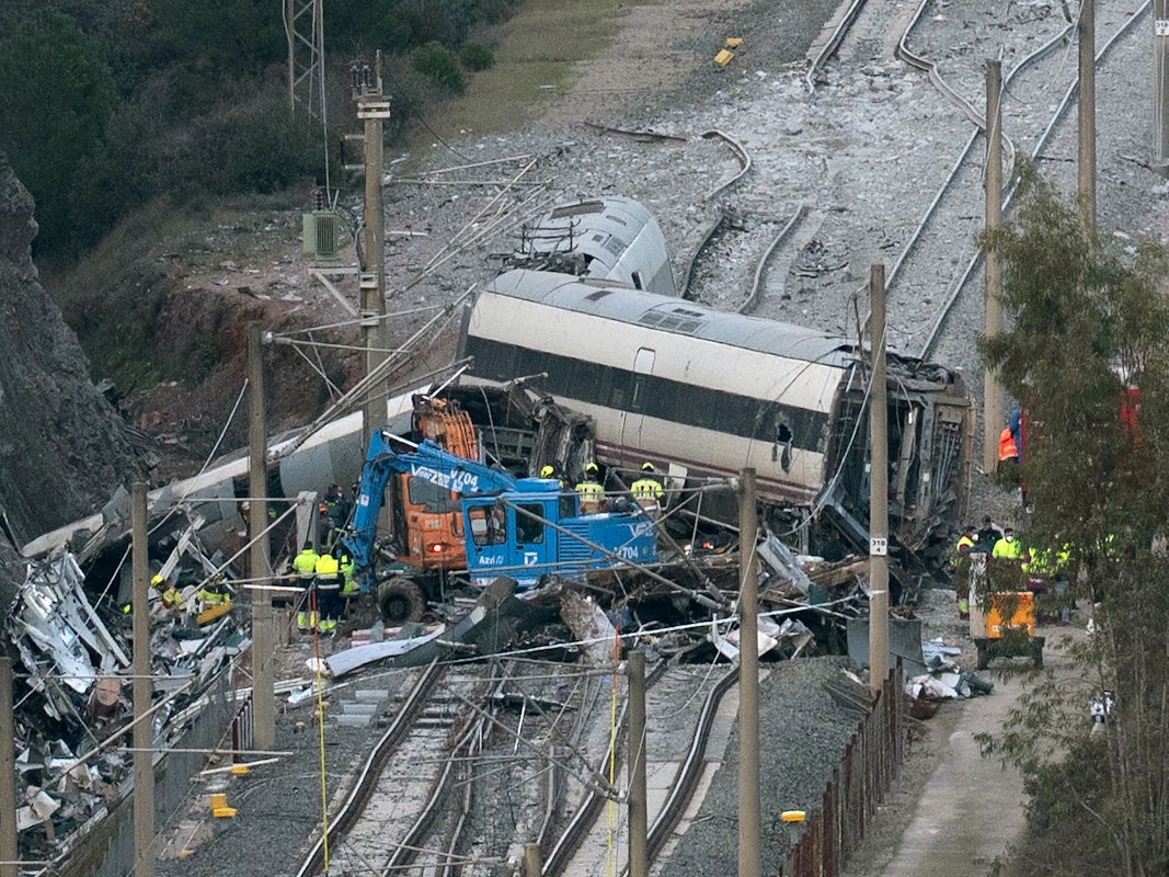Rettungskräfte und Ermittler arbeiten am 20. Januar 2026 Ort des Zugunglücks in Südspanien, bei dem mindestens 42 Menschen ums Leben kamen.