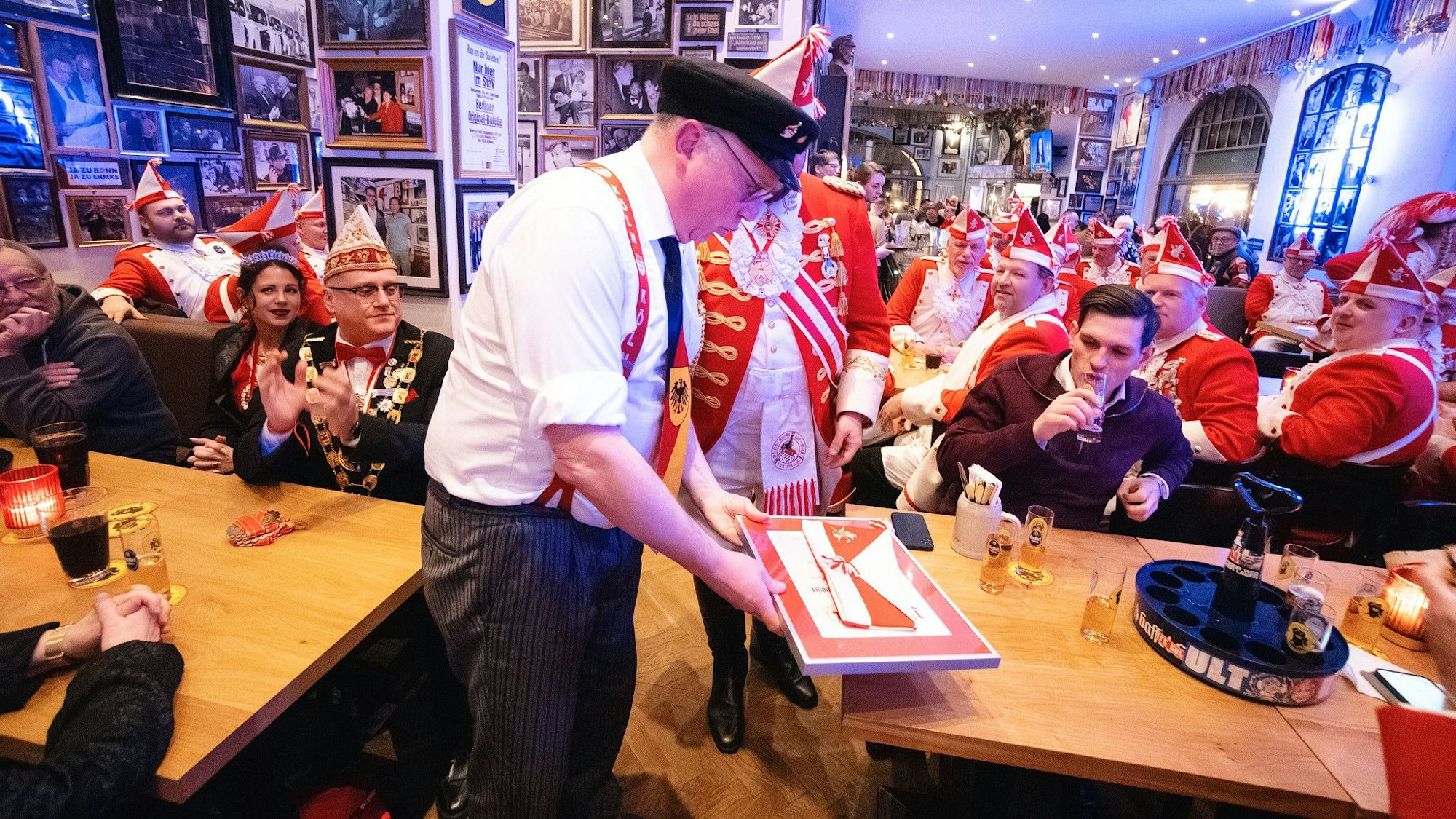 Jens Singer erhält sein Krätzchen der Roten Funken.