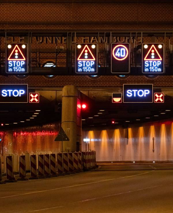 Zahlreiche Leuchttafeln zeigen mit Aufschriften wie „Stop“ oder einem roten Kreuz die Sperrung des Tunnels (hier der Hamburger Elbtunnel) an. Auch NRW ist von den Sperrungen betroffen.