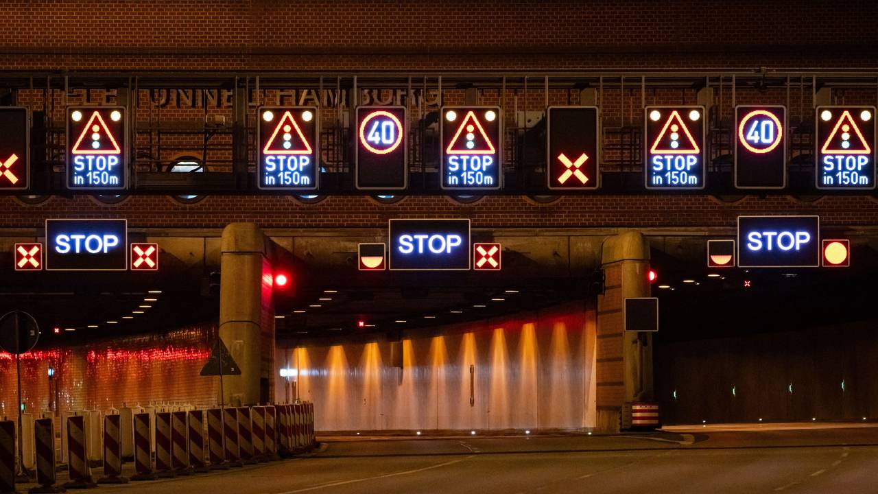 Zahlreiche Leuchttafeln zeigen mit Aufschriften wie „Stop“ oder einem roten Kreuz die Sperrung des Tunnels (hier der Hamburger Elbtunnel) an. Auch NRW ist von den Sperrungen betroffen.