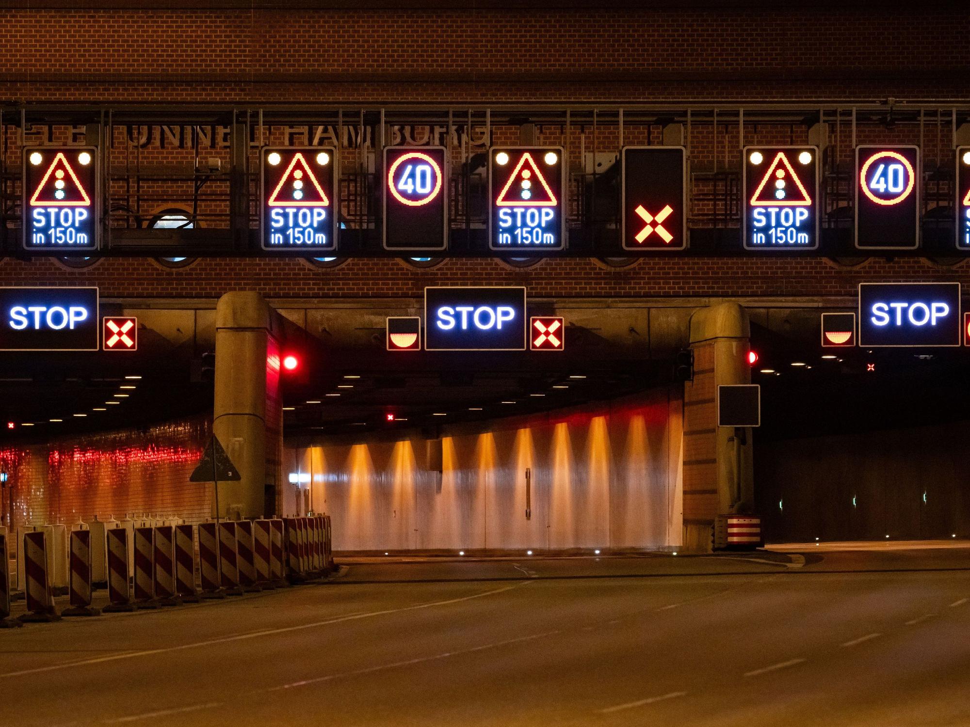 Zahlreiche Leuchttafeln zeigen mit Aufschriften wie „Stop“ oder einem roten Kreuz die Sperrung des Tunnels (hier der Hamburger Elbtunnel) an. Auch NRW ist von den Sperrungen betroffen.