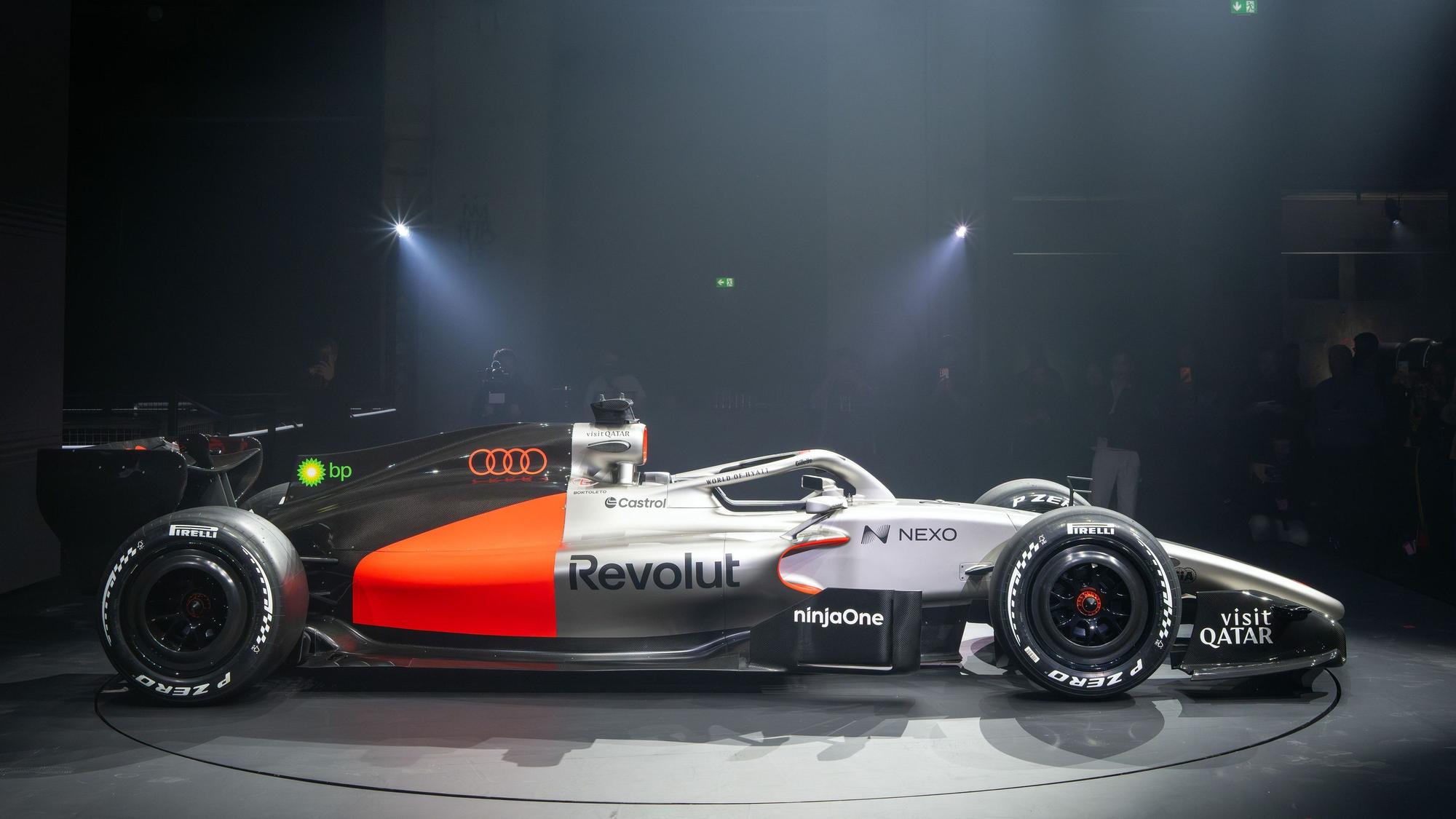Der Rennwagen R26 von Audi Revolut für die Formel 1 steht während der Vorstellung des Fahrzeuges im Kraftwerk Mitte von Scheinwerfern beleuchtet auf einer sich drehenden Bühne.