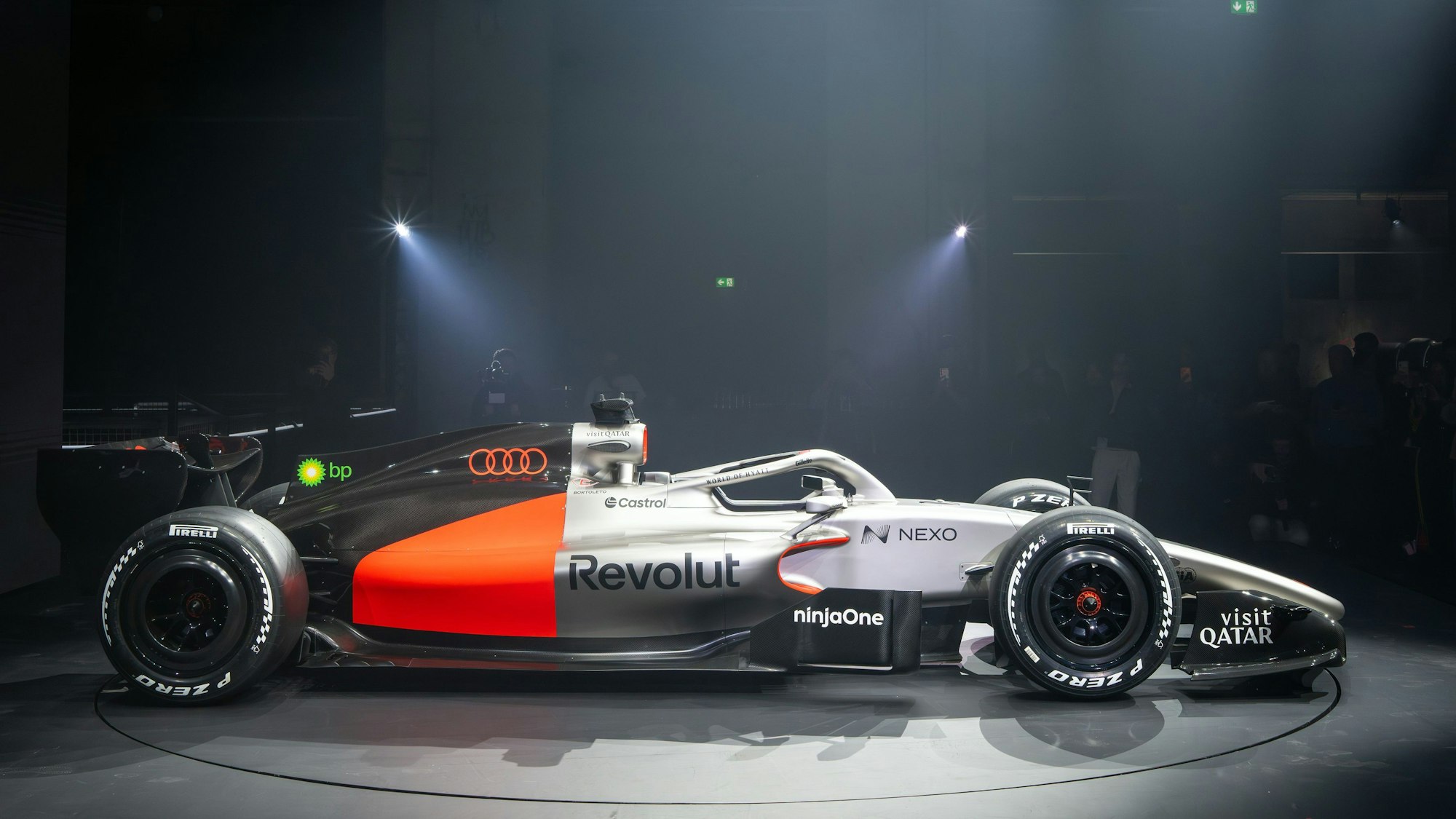 Der Rennwagen R26 von Audi Revolut für die Formel 1 steht während der Vorstellung des Fahrzeuges im Kraftwerk Mitte von Scheinwerfern beleuchtet auf einer sich drehenden Bühne.