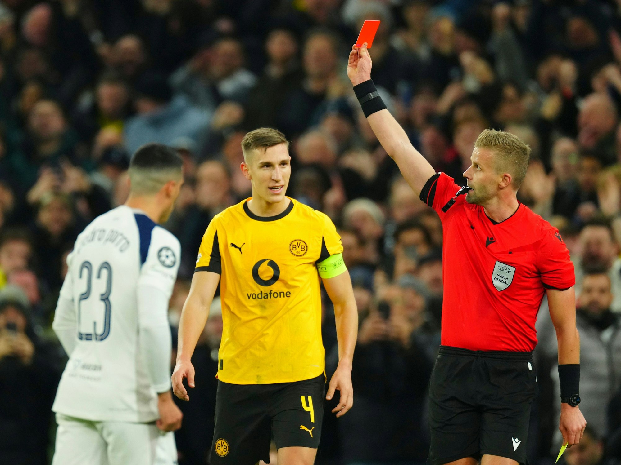 Der Schiedsrichter zeigt die Rote Karte.