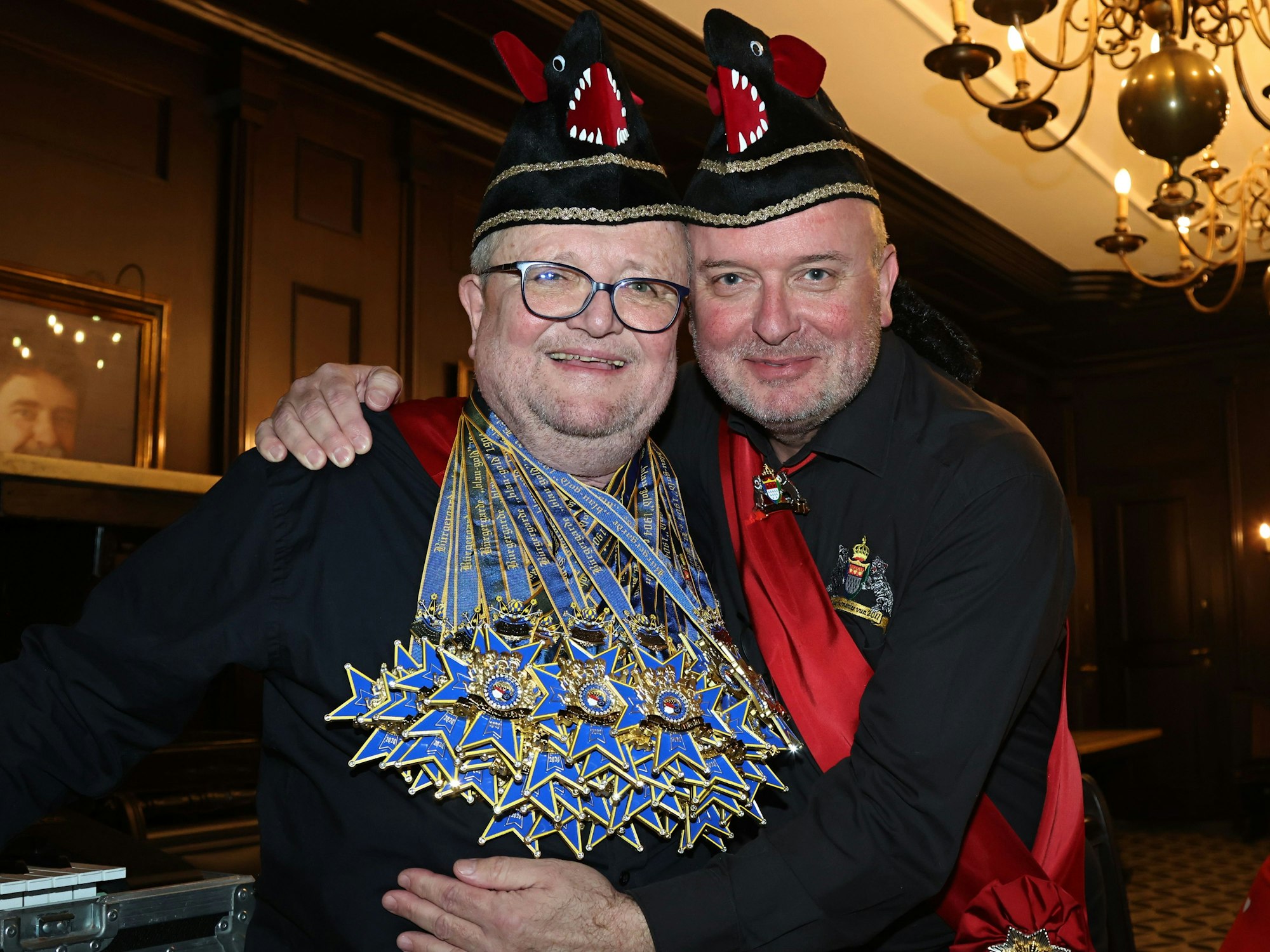 Horst Müller und Markus Wallpott Arm in Arm im Brauhaus.