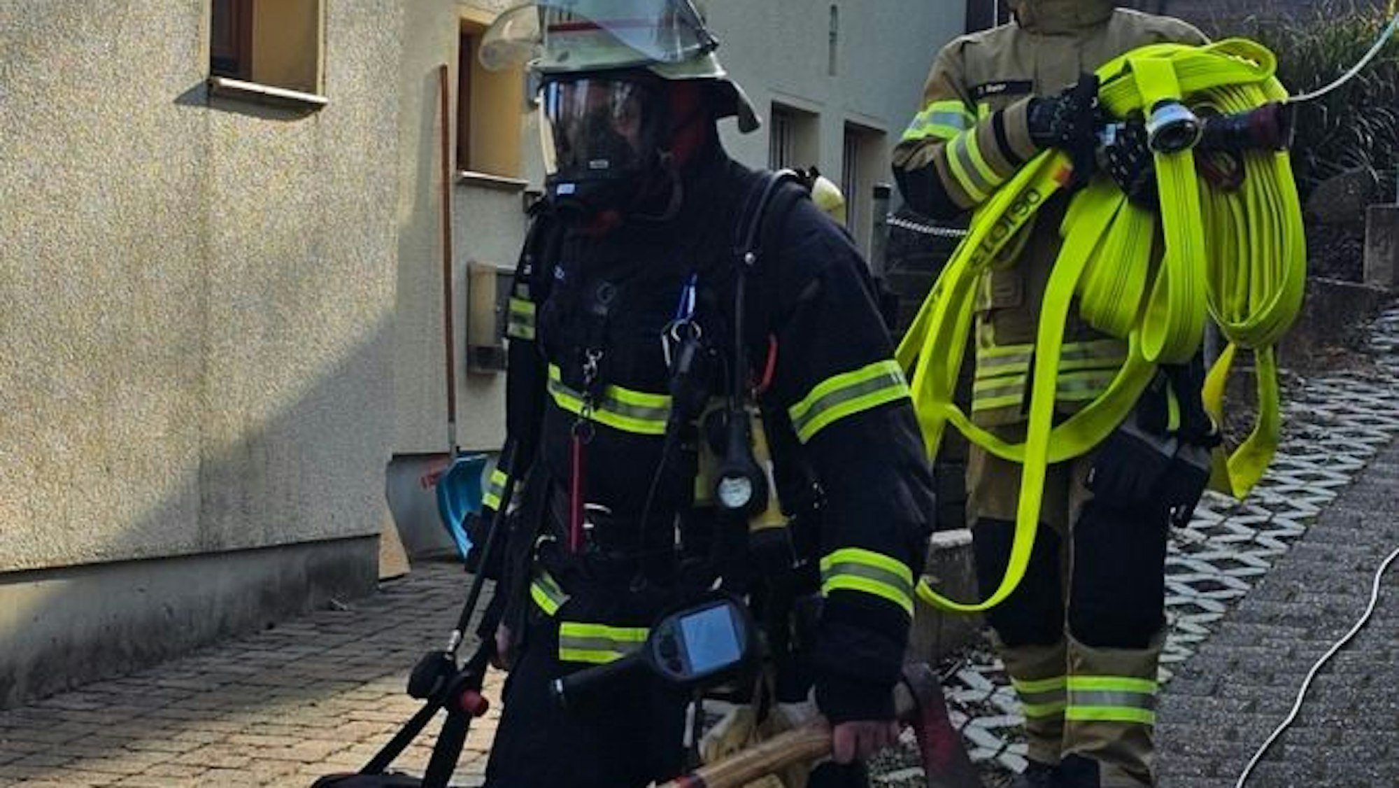 Feuerwehreinsatz nach einem Küchenbrand in einem Wohnhaus.