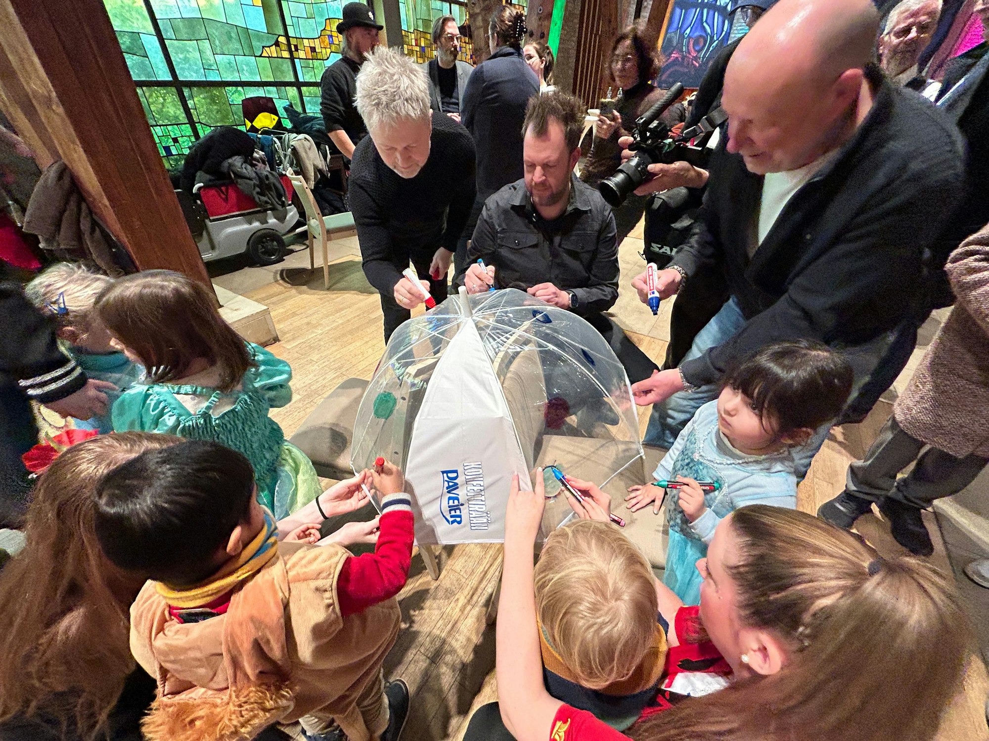 Die Paveier-Musiker bemalen Regenschirme.