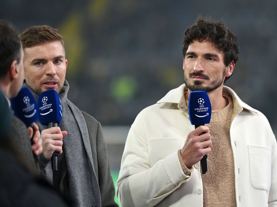 Mats Hummels und Christoph Kramer halten Mikrofone