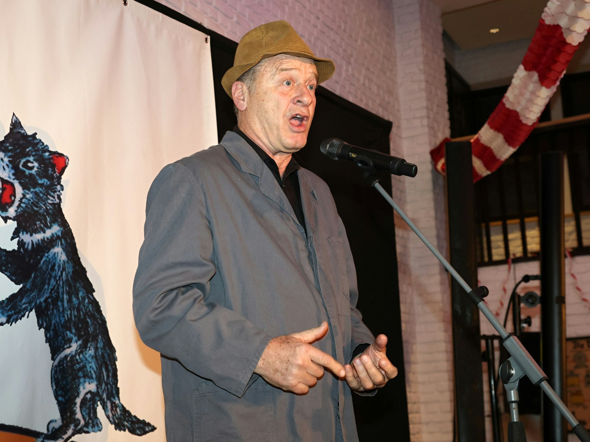 Tom Gerhardt als Hausmeister Krause auf der Bühne.