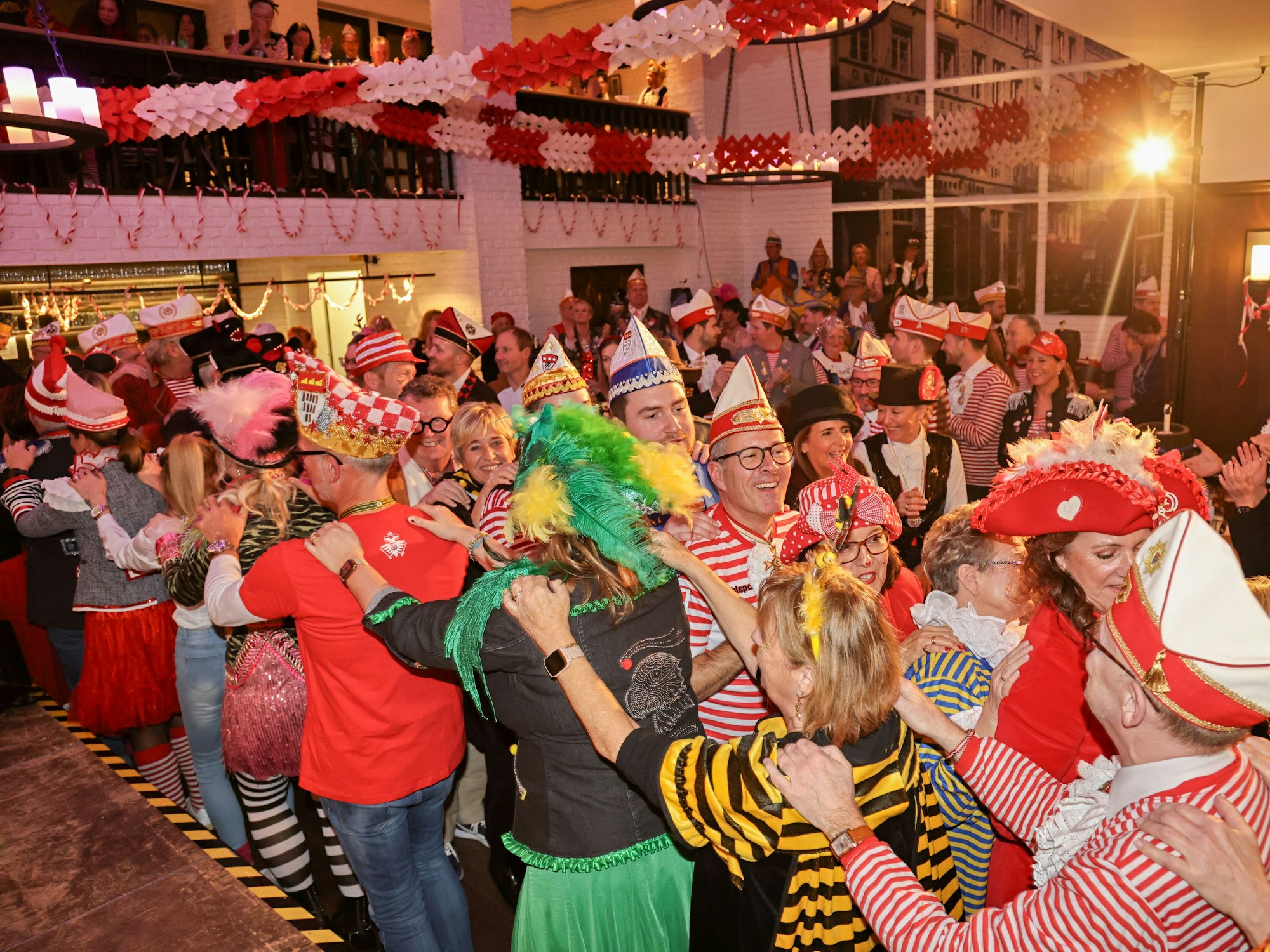 Die Gäste im Brauhaus Sion bei der Polonaise.