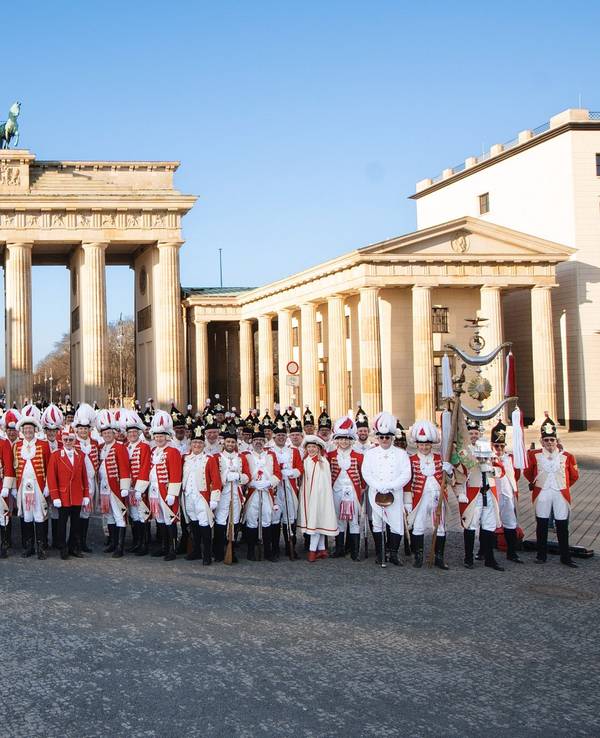 Die Roten Funken beim Gruppenbild vor dem Brandenburger Tor.