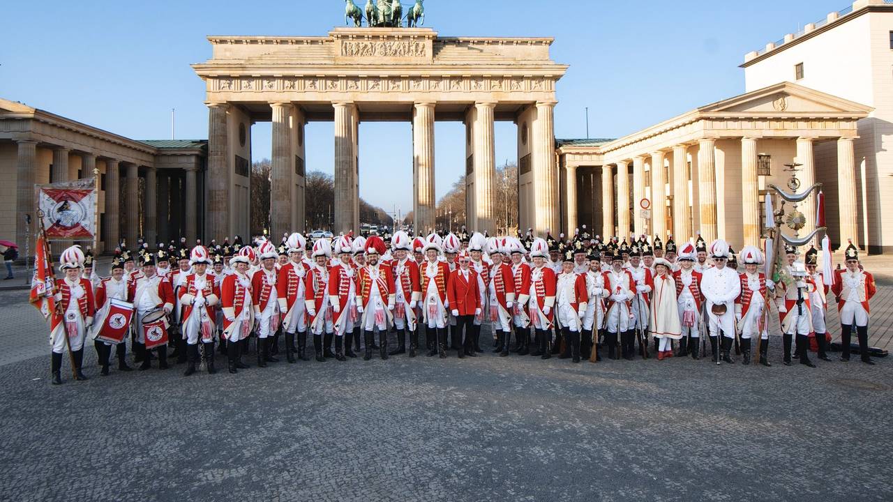 Die Roten Funken beim Gruppenbild vor dem Brandenburger Tor.